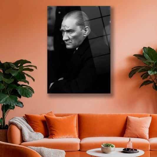 Atatürk'ün vakur duruşunu öne çıkaran portre cam tablo