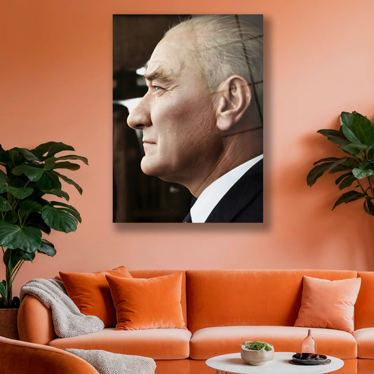 atatürkün ileri görüşlülüğünü belirten yandan çekilmiş portre cam tablo