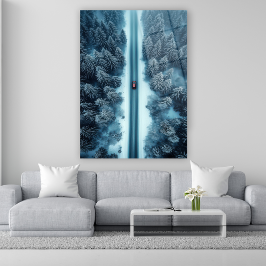 karlı çam ormanı ve kırmızı araba kuş bakışı cam tablo