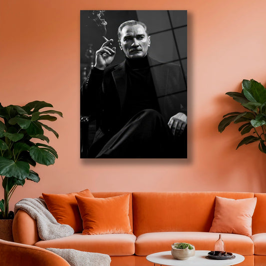 Çalışma masası arkasında asılı karizmatik Atatürk duvar dekoru