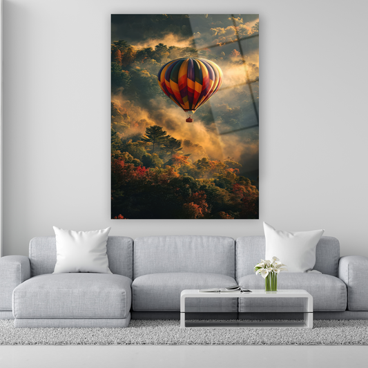 sisli sonbahar ormanı ve sıcak hava balonu manzaralı cam tablo
