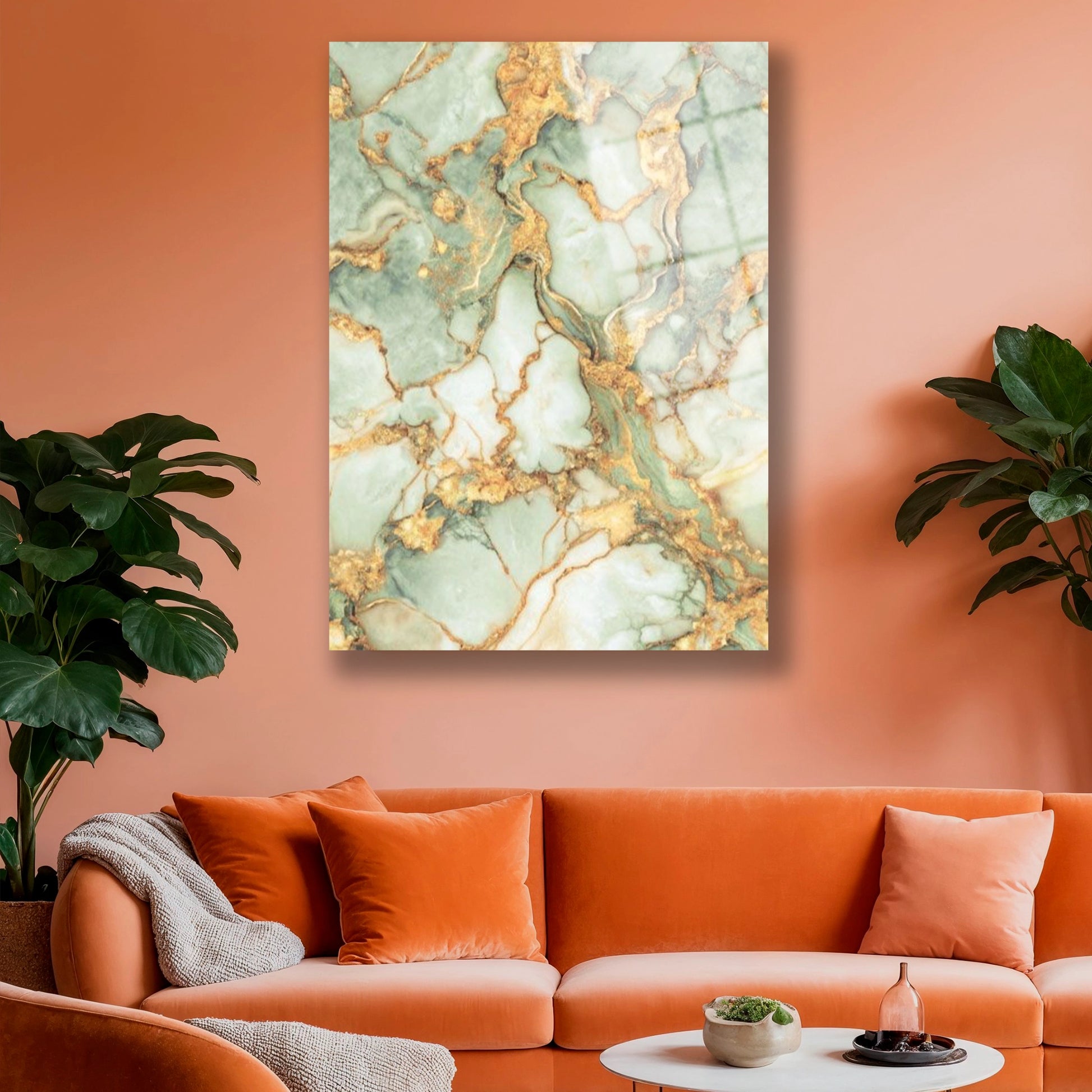 Modern salon dekorasyonunda duvarda asılı yeşil ve altın detaylı cam tablo