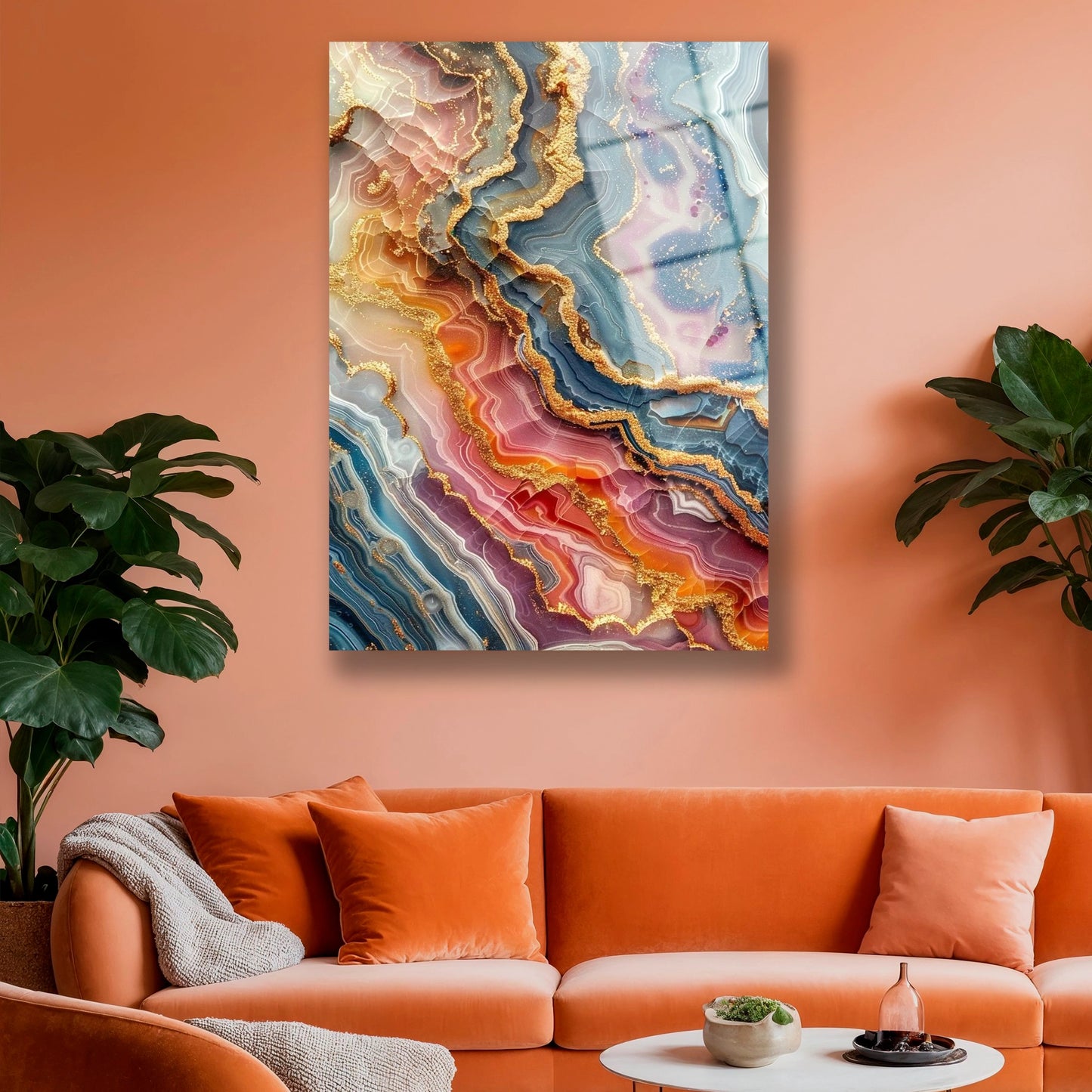 Renkli ve altın ışıltılı modern cam tablonun gri koltuk üzerindeki duruşu