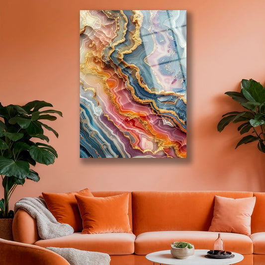 Renkli ve altın ışıltılı modern cam tablonun gri koltuk üzerindeki duruşu