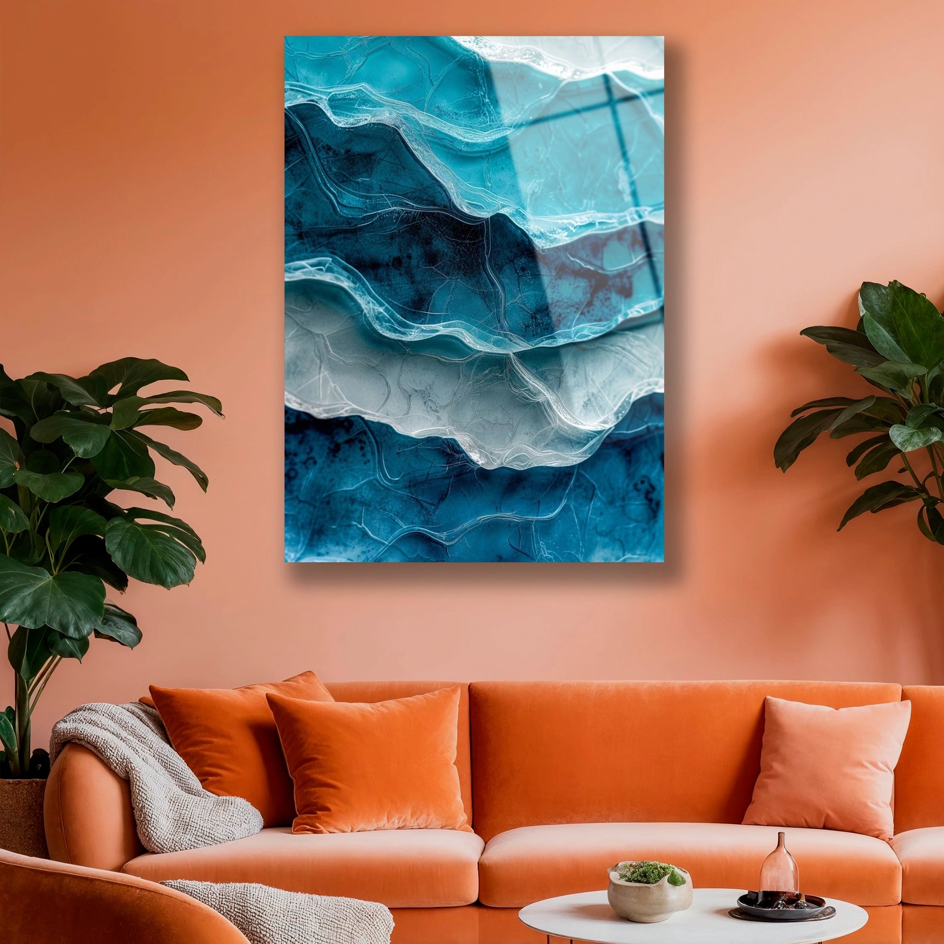 Beyaz duvarda asılı mavi tonlu modern soyut cam tablo salon dekorasyonu