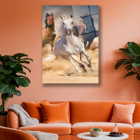 Salonda asılı koşan atlar temalı dikey cam tablo dekorasyonu