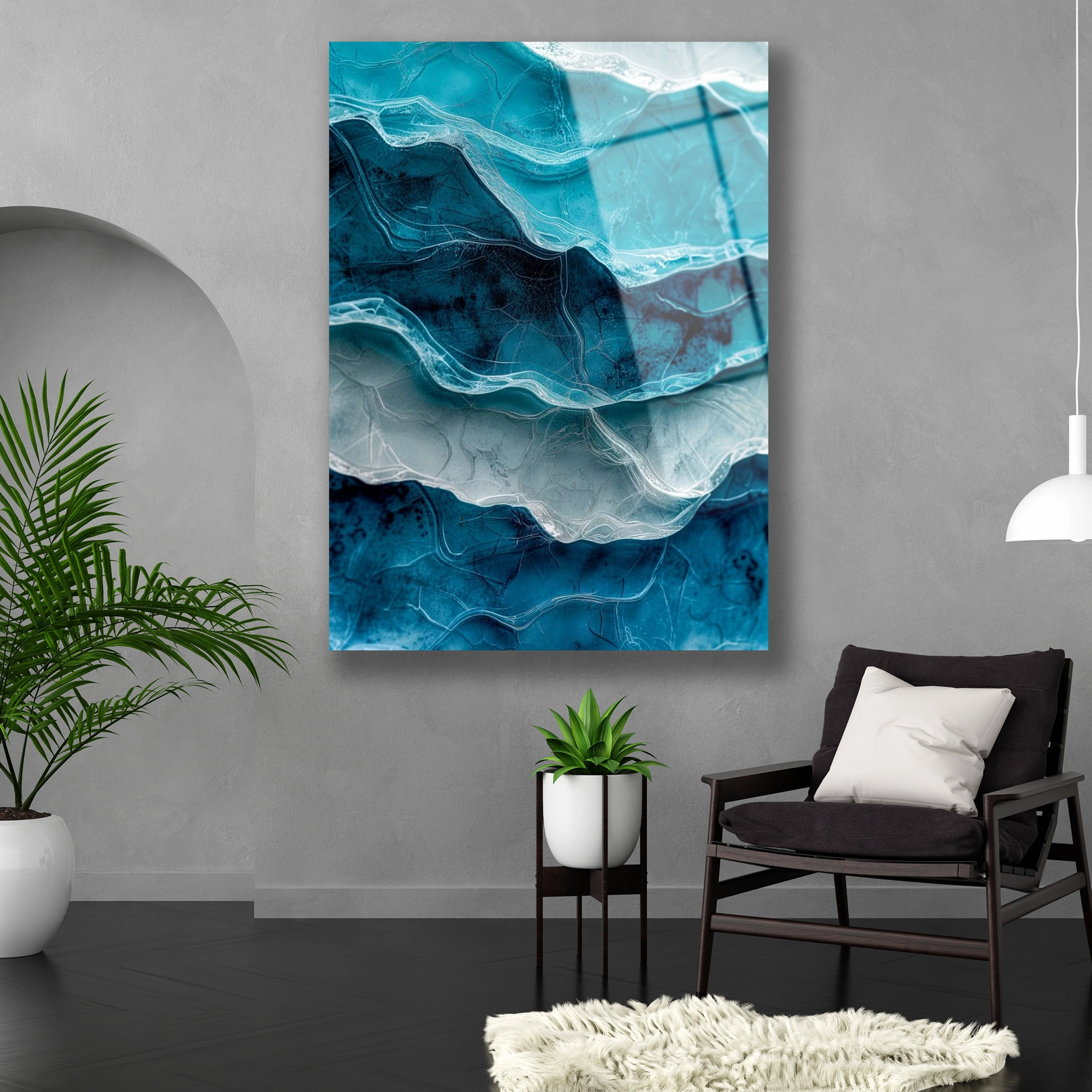 Dikey formda mavi soyut desenli temperli cam duvar panosu