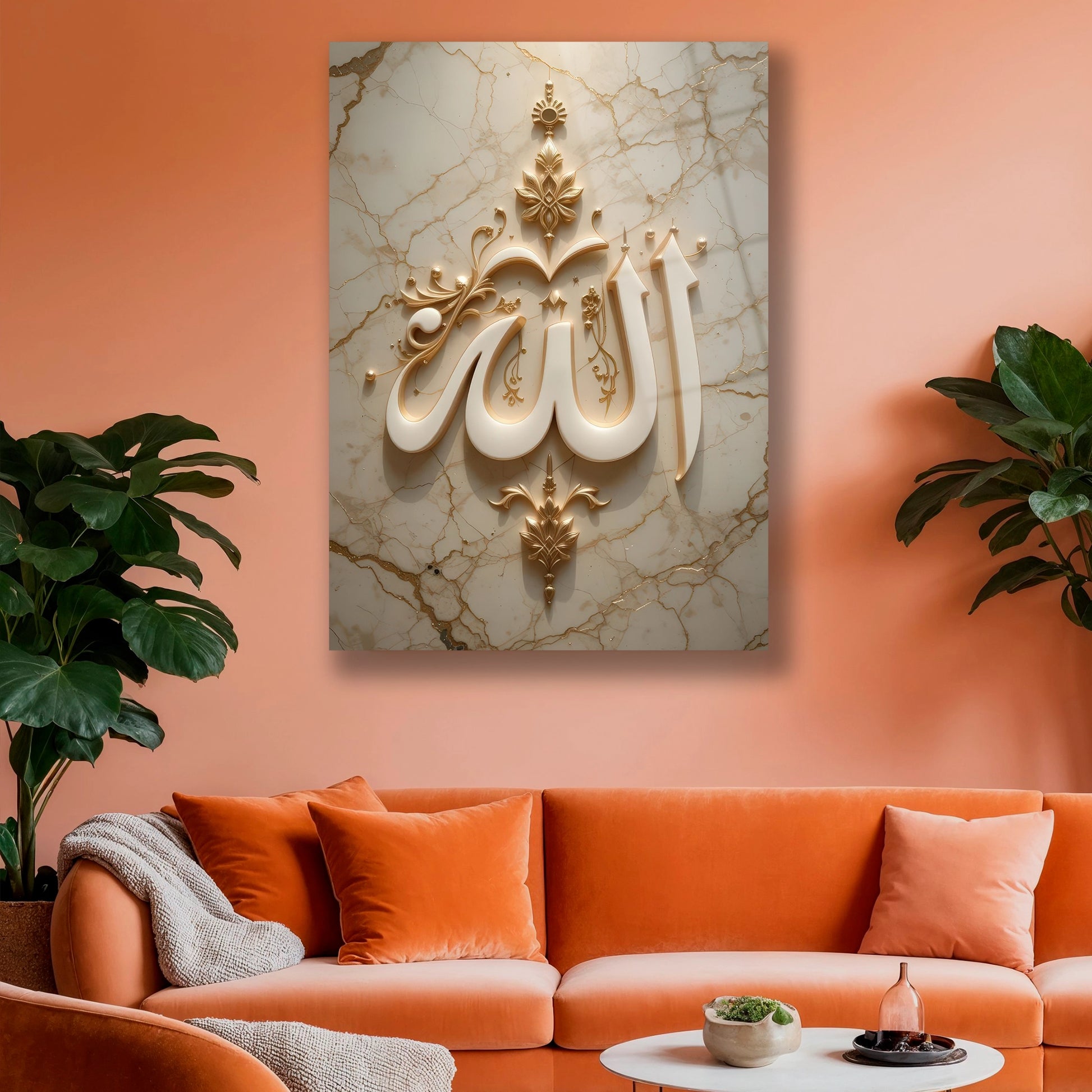 Aydınlık salon duvarında asılı altın ve bej tonlu dini cam pano