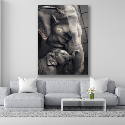 Anne ve yavru filin sevgi dolu anını gösteren siyah beyaz cam tablo