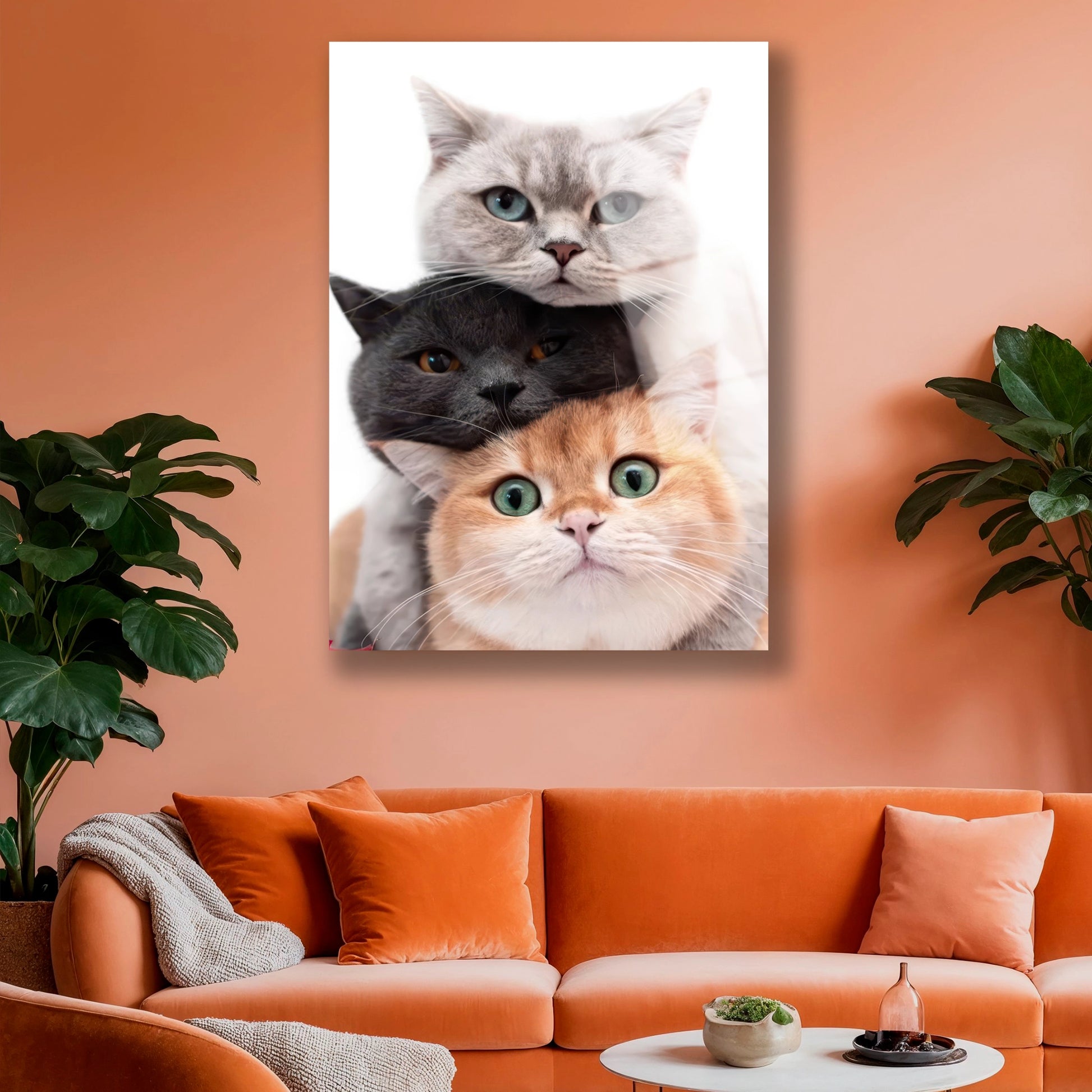 Beyaz duvarda asılı sevimli üç kedi resimli modern cam pano