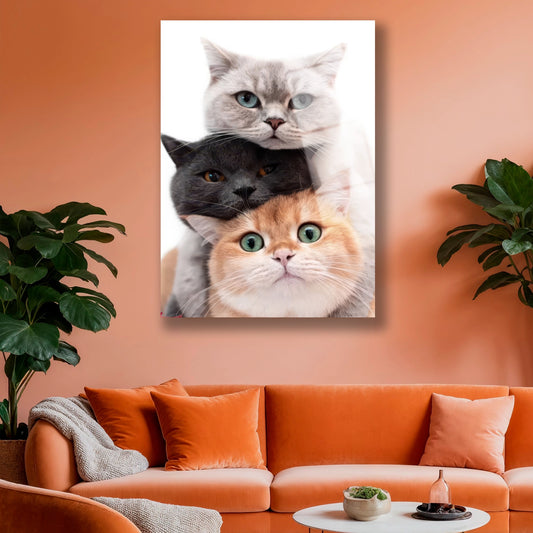 Beyaz duvarda asılı sevimli üç kedi resimli modern cam pano