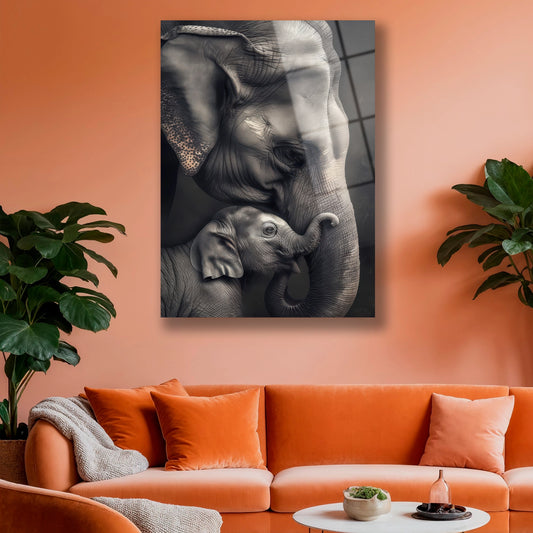 Gri duvarlı modern salonda asılı fil ailesi temalı cam duvar dekoru