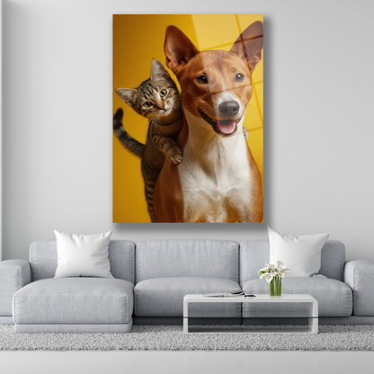 Sarı arka planda birbirine sarılan kedi ve köpek cam tablo