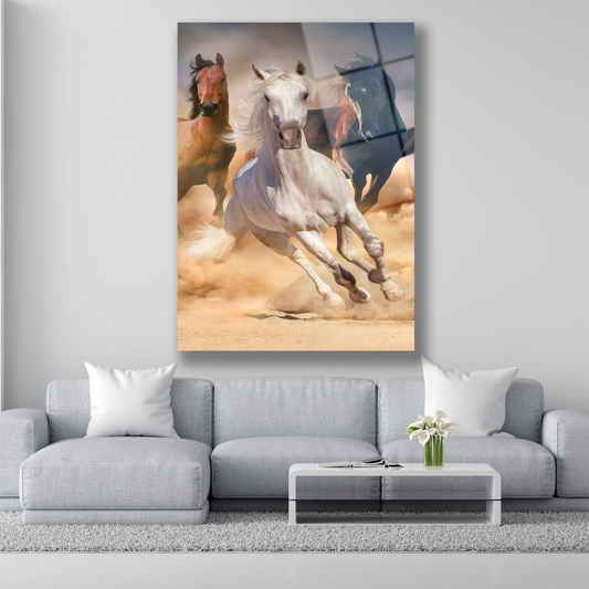 Tozlar arasında koşan beyaz kahverengi ve siyah at cam tablo görseli