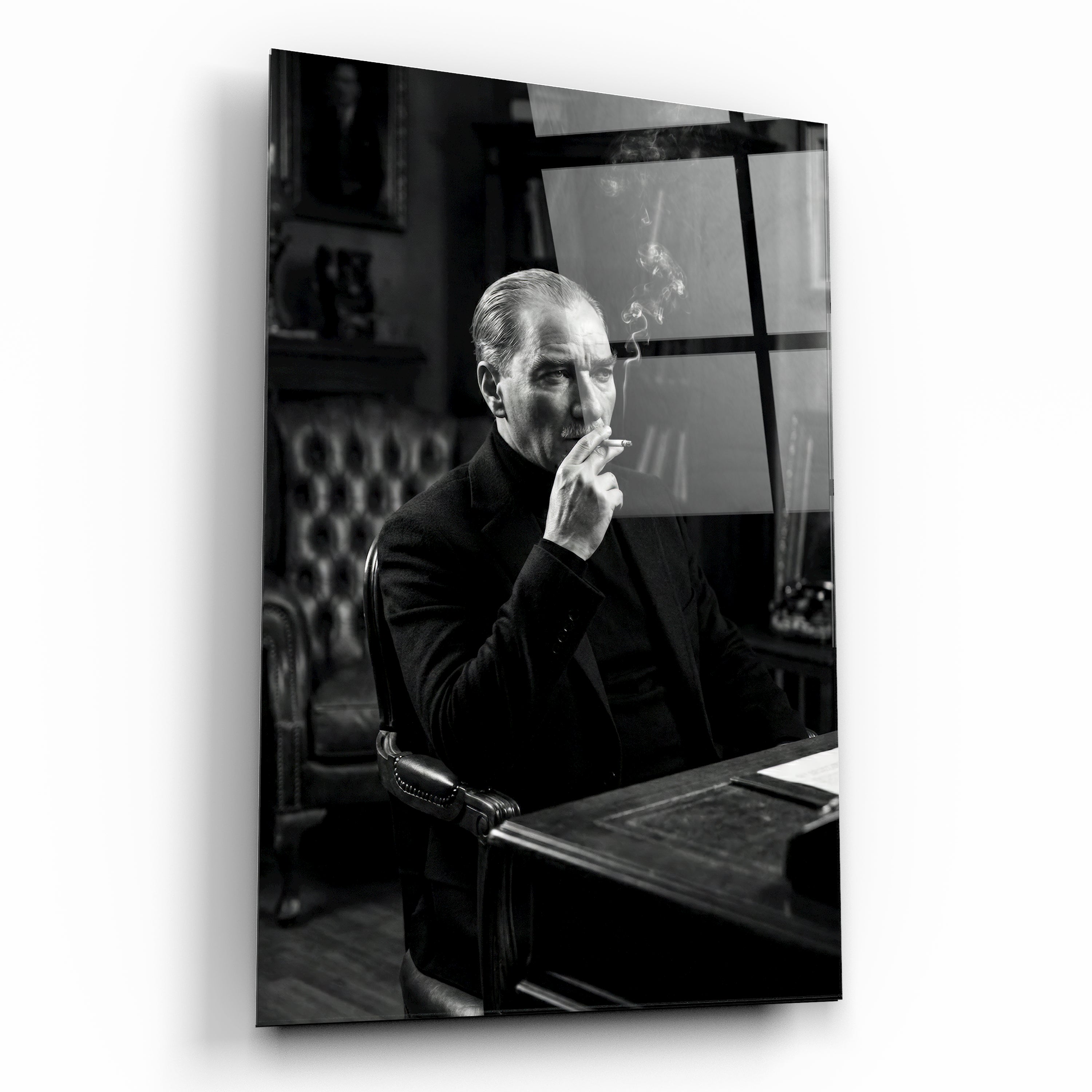 Siyah Beyaz Atatürk Cam Tablo - Karizmatik ve Prestijli Portre