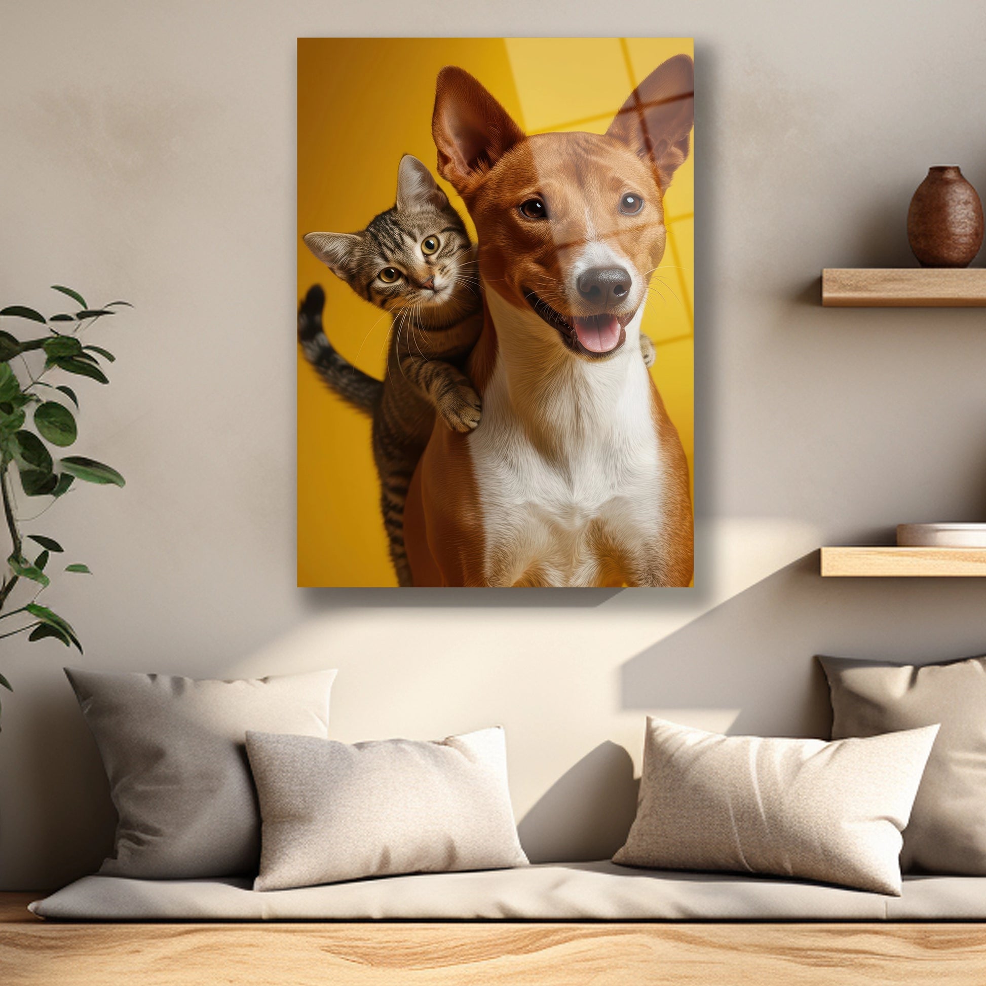 Tekir kedi ve kahverengi köpeğin yüz detaylarını gösteren cam baskı