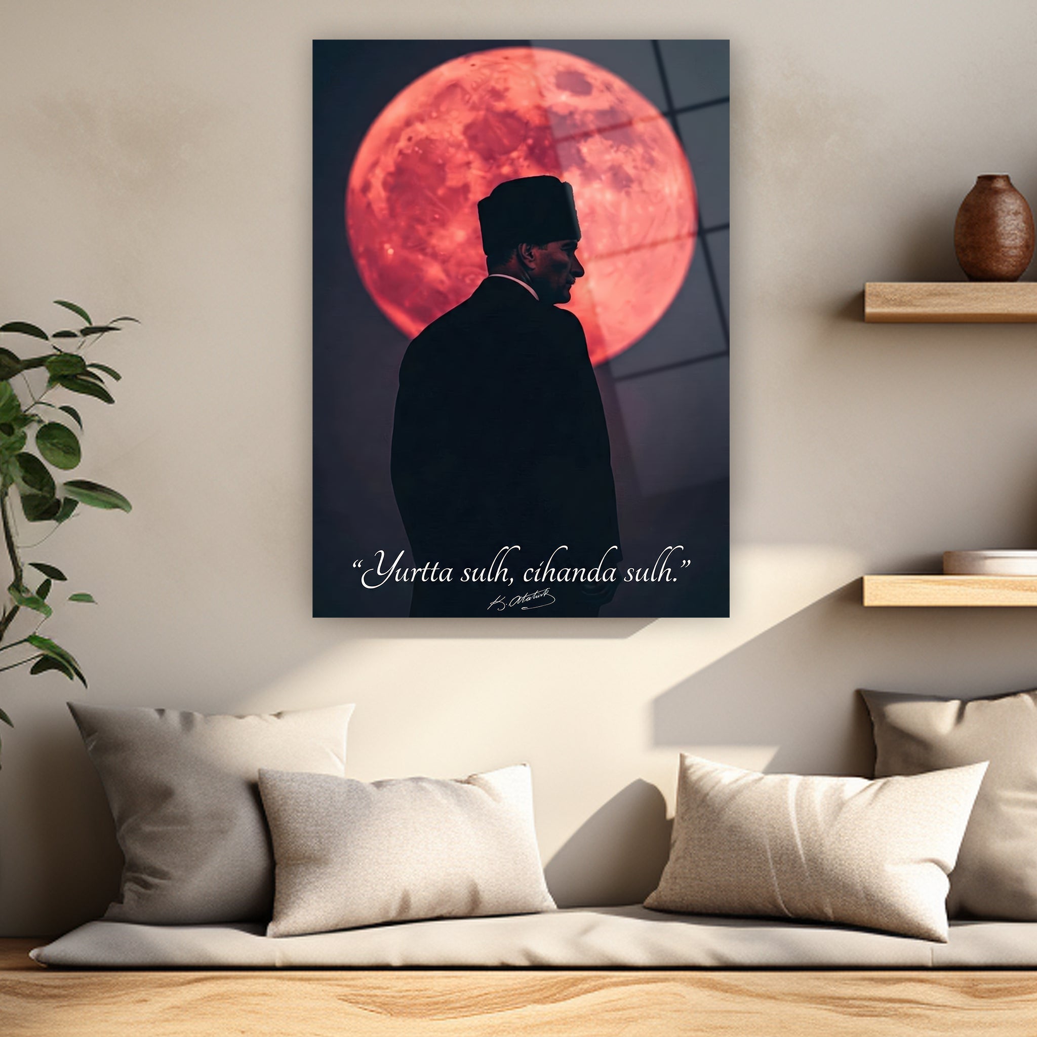 Gri duvarda asılı anlamlı Atatürk temalı cam baskı