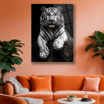 Modern salonda gri koltuk arkasında asılı vahşi doğa temalı duvar dekoru