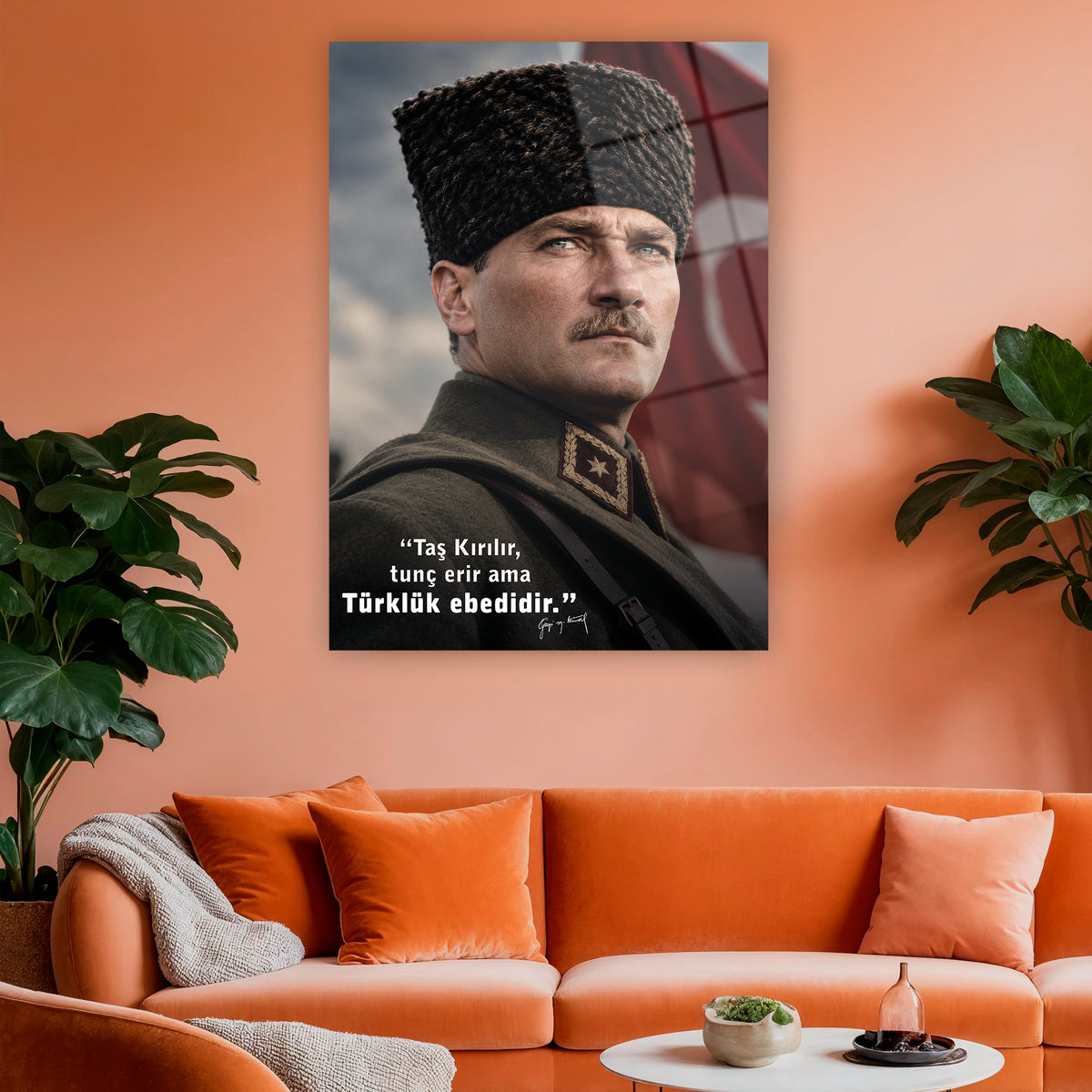 bulutlu gökyüzü ve kırmızı türk bayrağı fonlu kalpaklı atatürk cam tablo