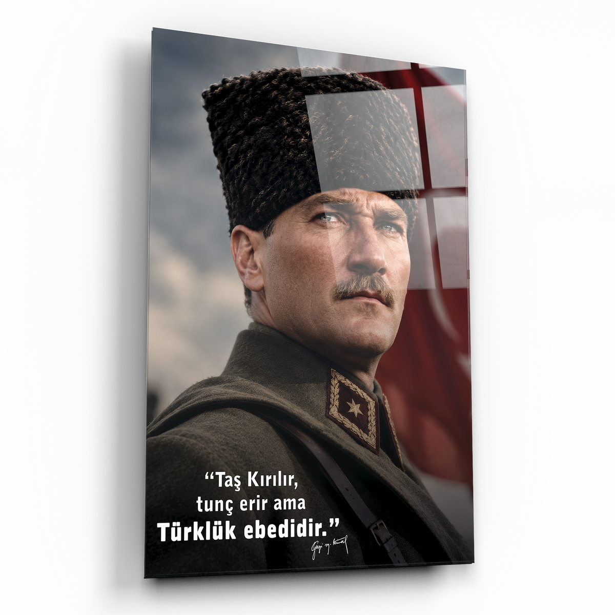 kalpaklı atatürk portresi türk bayrağı önünde türklük ebedidir sözlü cam tablo