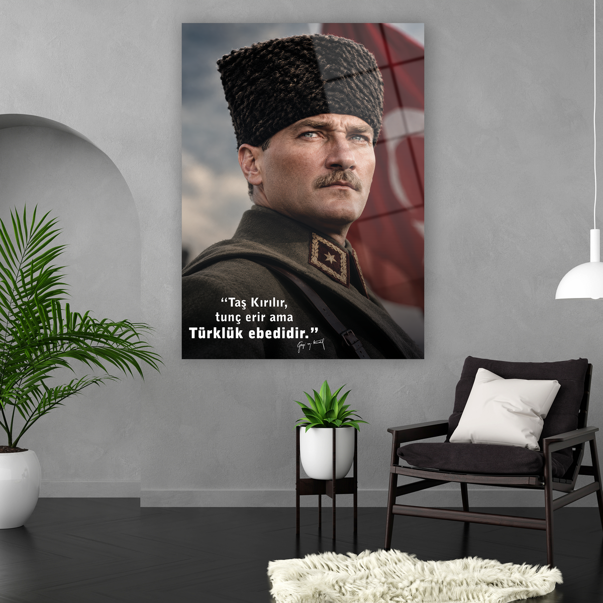 yan profilden kararlı bakışlı kalpaklı atatürk cam tablo duvar dekoru