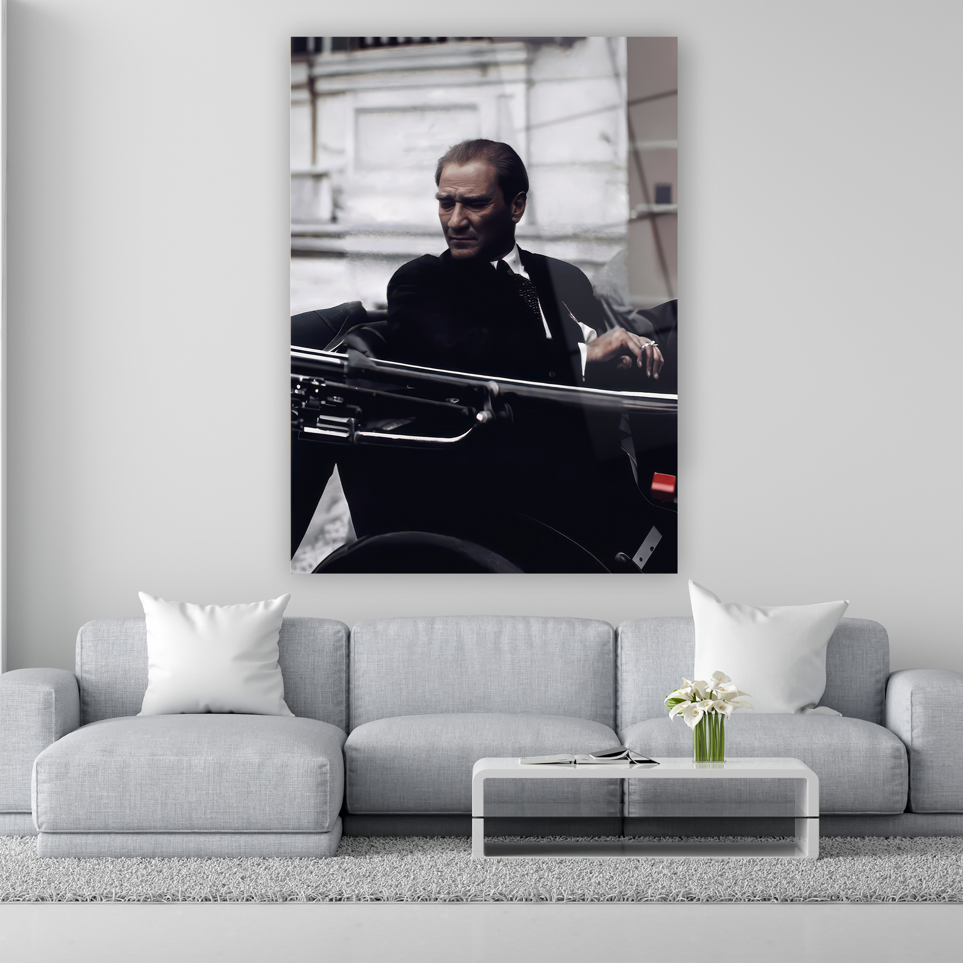 makam aracında oturan siyah takım elbiseli atatürk cam tablo