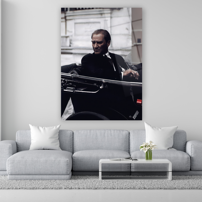 makam aracında oturan siyah takım elbiseli atatürk cam tablo