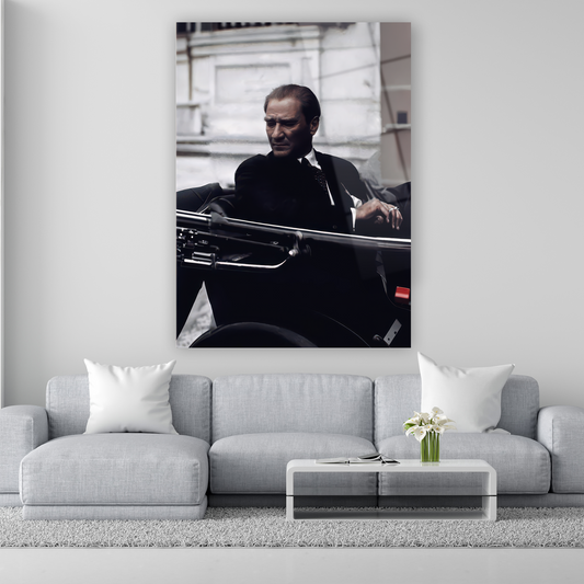 makam aracında oturan siyah takım elbiseli atatürk cam tablo