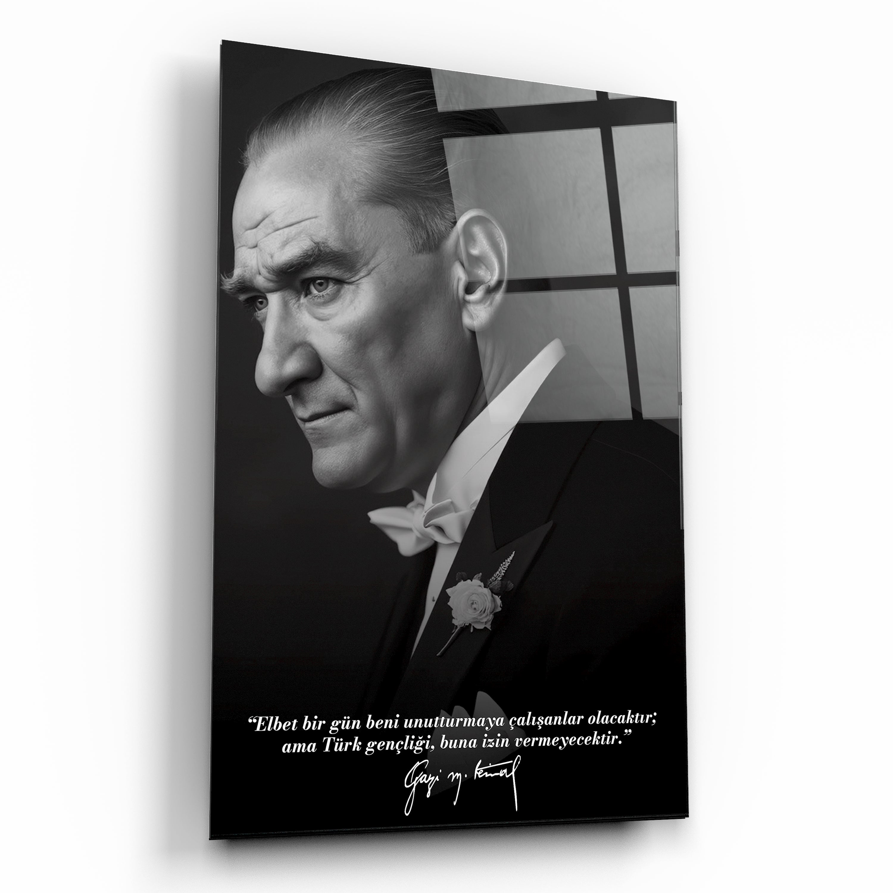 Atatürk Portresi: "Türk Gençliği İzin Vermeyecek" Siyah-Beyaz Cam Tablo