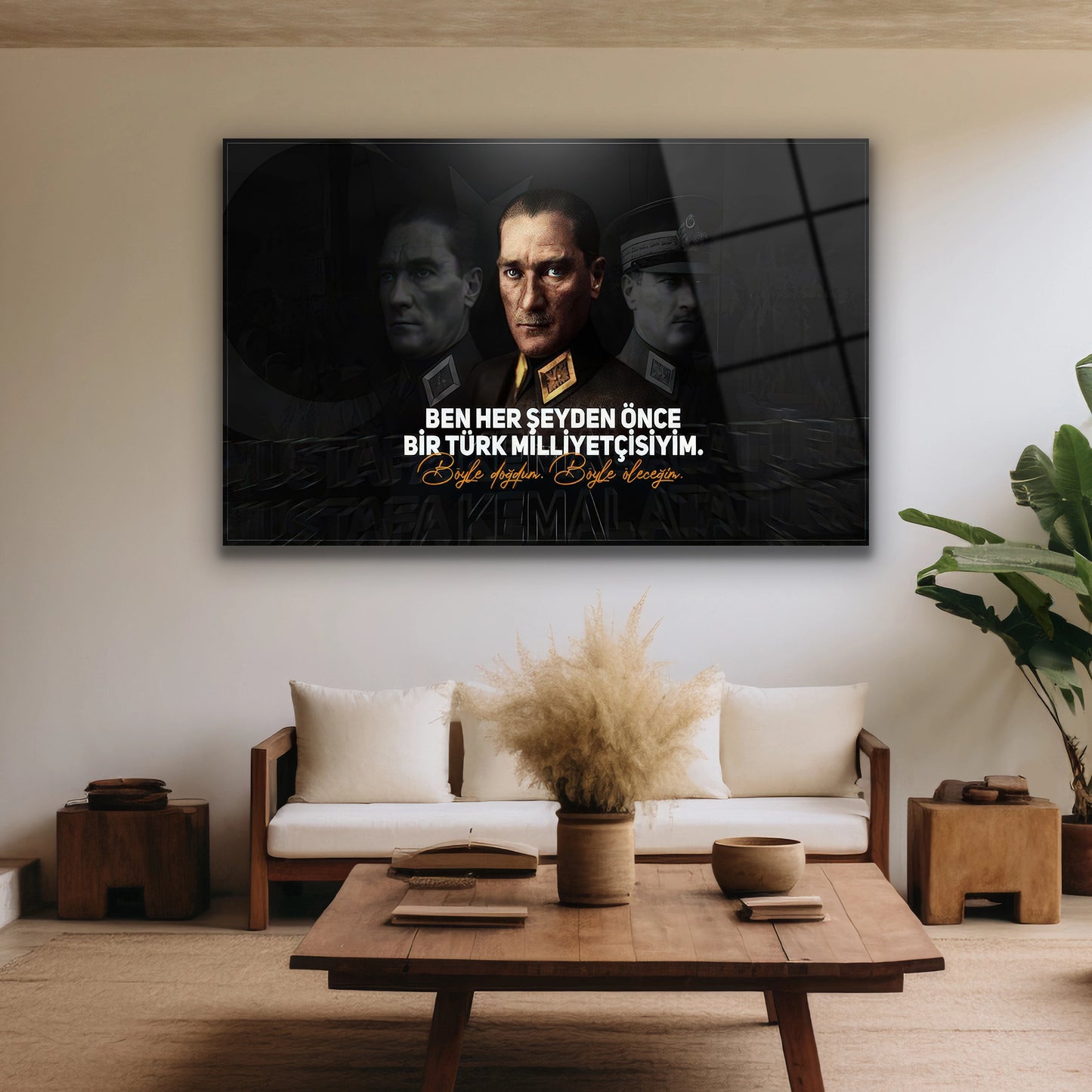 Makam odası duvarında asılı mareşal üniformalı Atatürk cam pano