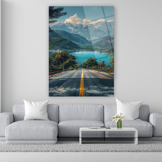 dağ ve göl manzaralı ufka uzanan yol cam tablo