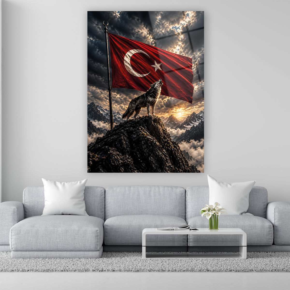 Dağ zirvesinde uluyan bozkurt ve Türk Bayrağı cam tablo