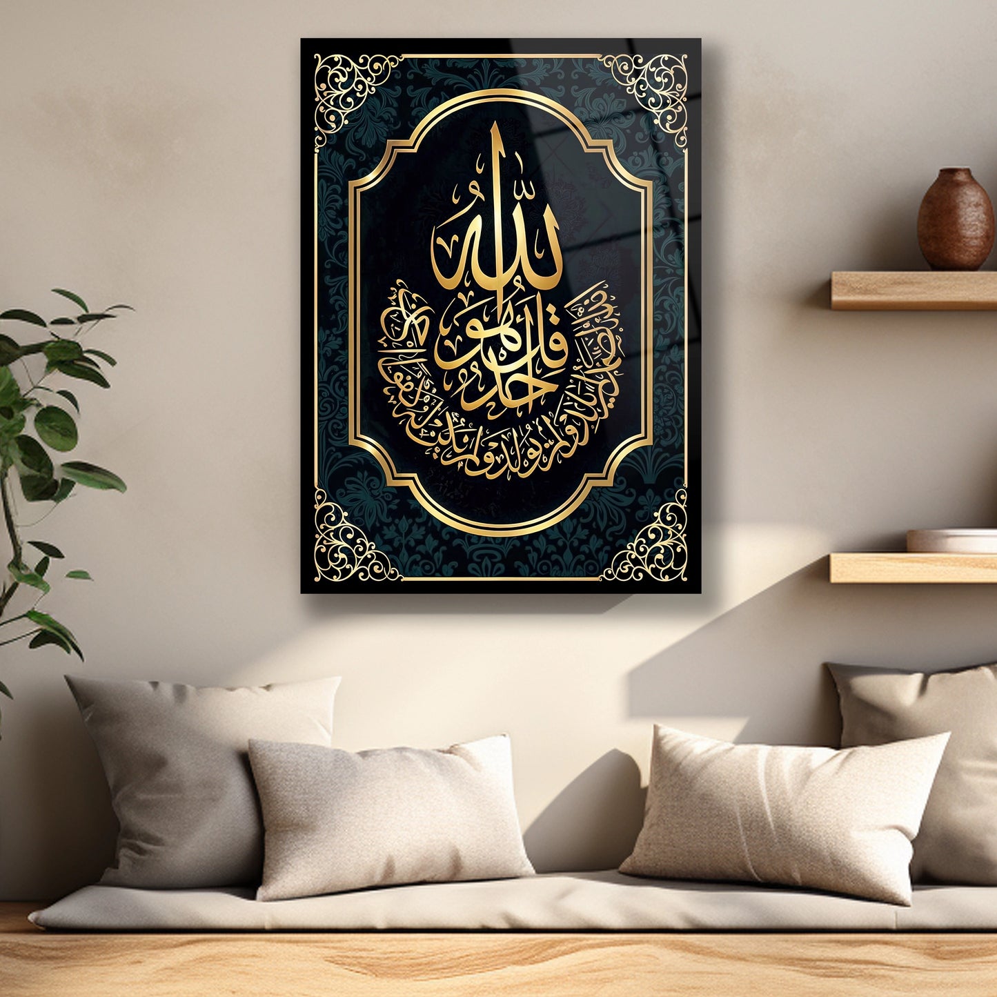 Altın varak görünümlü hat sanatı ve damask desen detayı