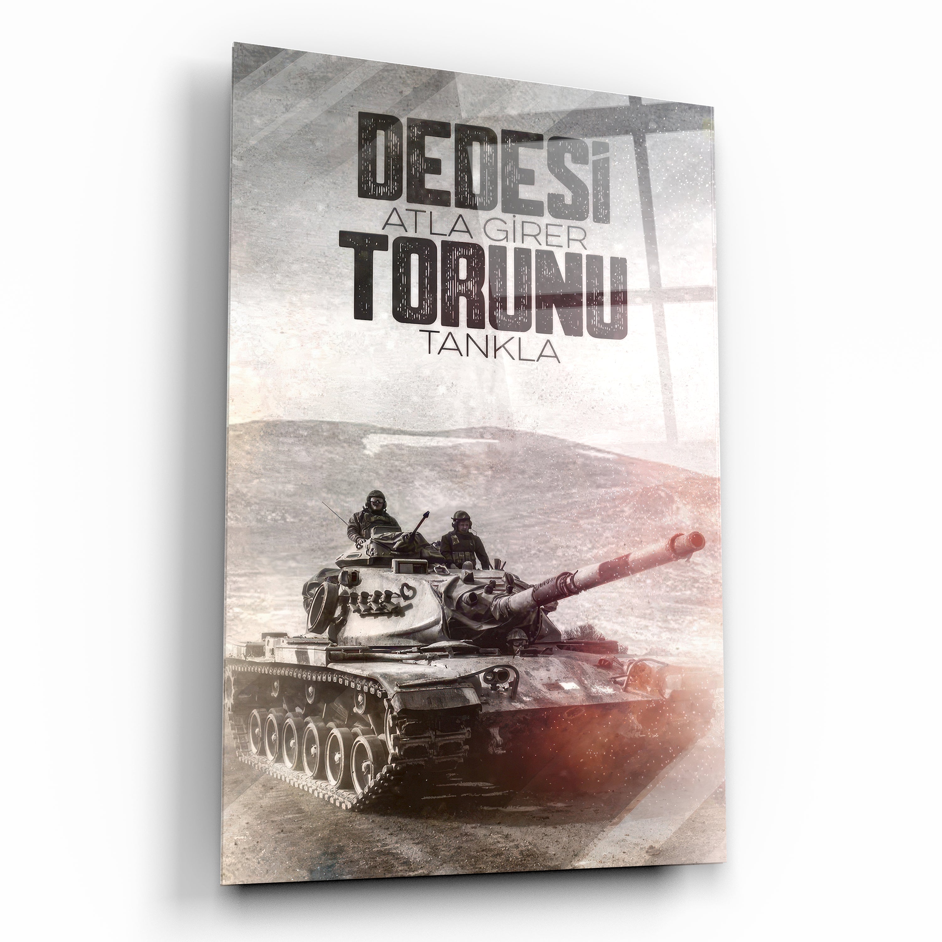 dedesi atla girer torunu tankla yazılı ve tank resmi olan cam tablo