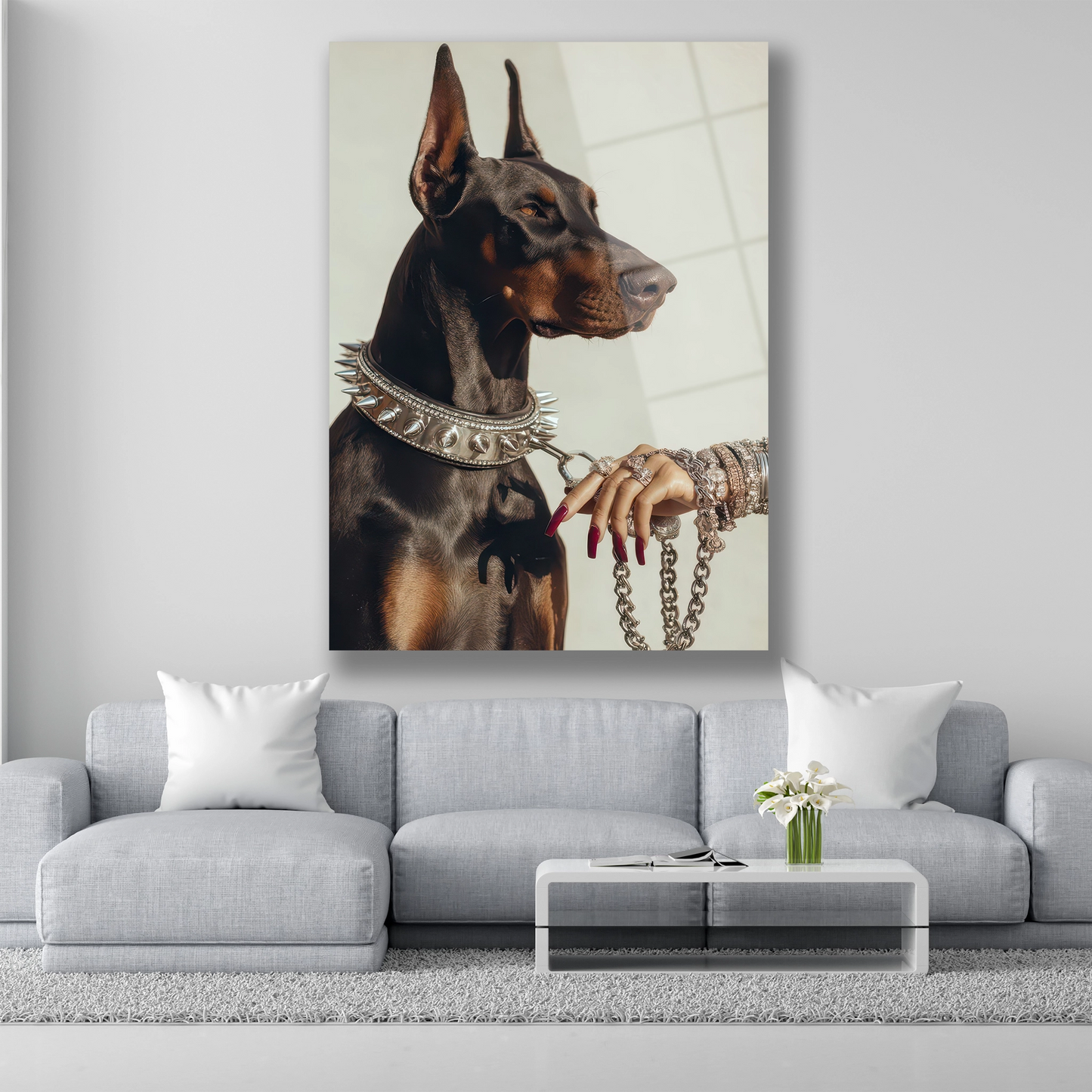 Gümüş çivili tasmalar ve takılarla süslü Doberman köpek cam tablo