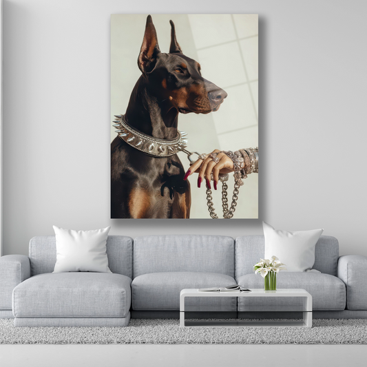 Gümüş çivili tasmalar ve takılarla süslü Doberman köpek cam tablo