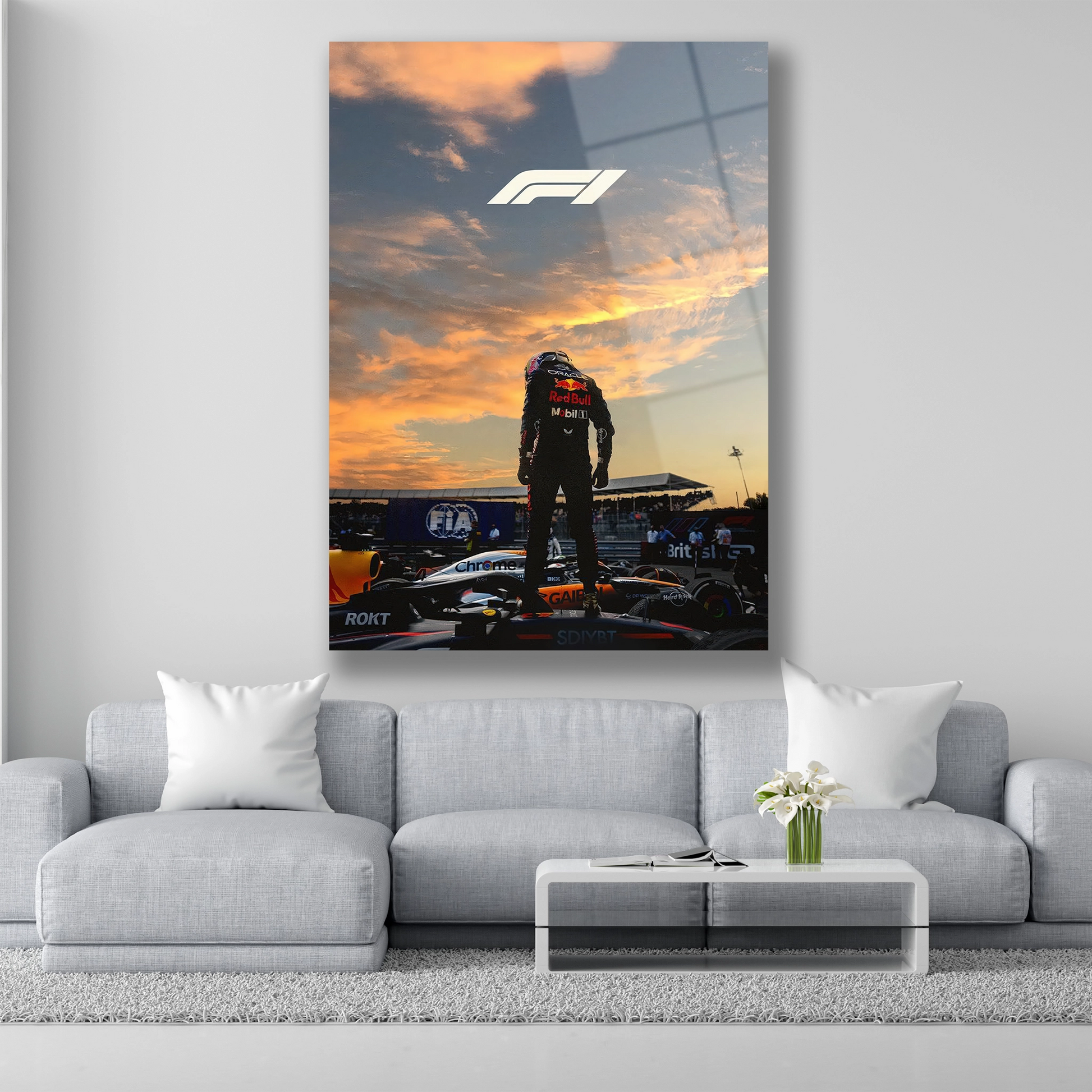 Gün batımında aracının üzerinde duran Red Bull F1 sürücüsü cam tablo