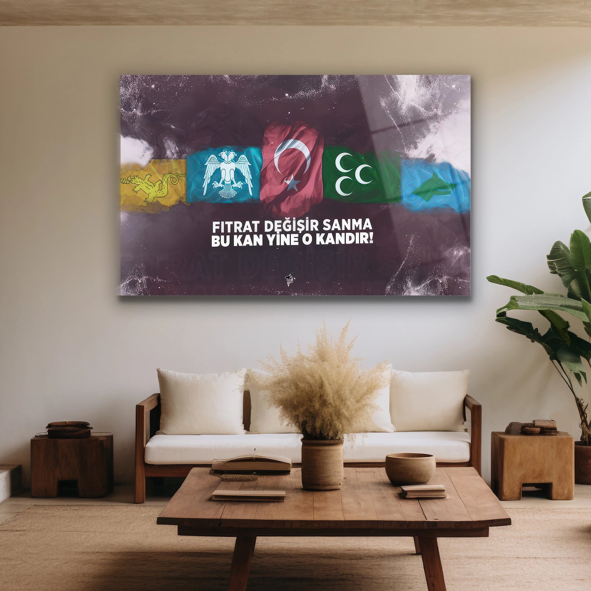 Makam odası duvarında asılı milli temalı Türk bayraklı cam pano