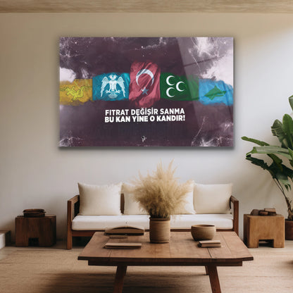 Makam odası duvarında asılı milli temalı Türk bayraklı cam pano