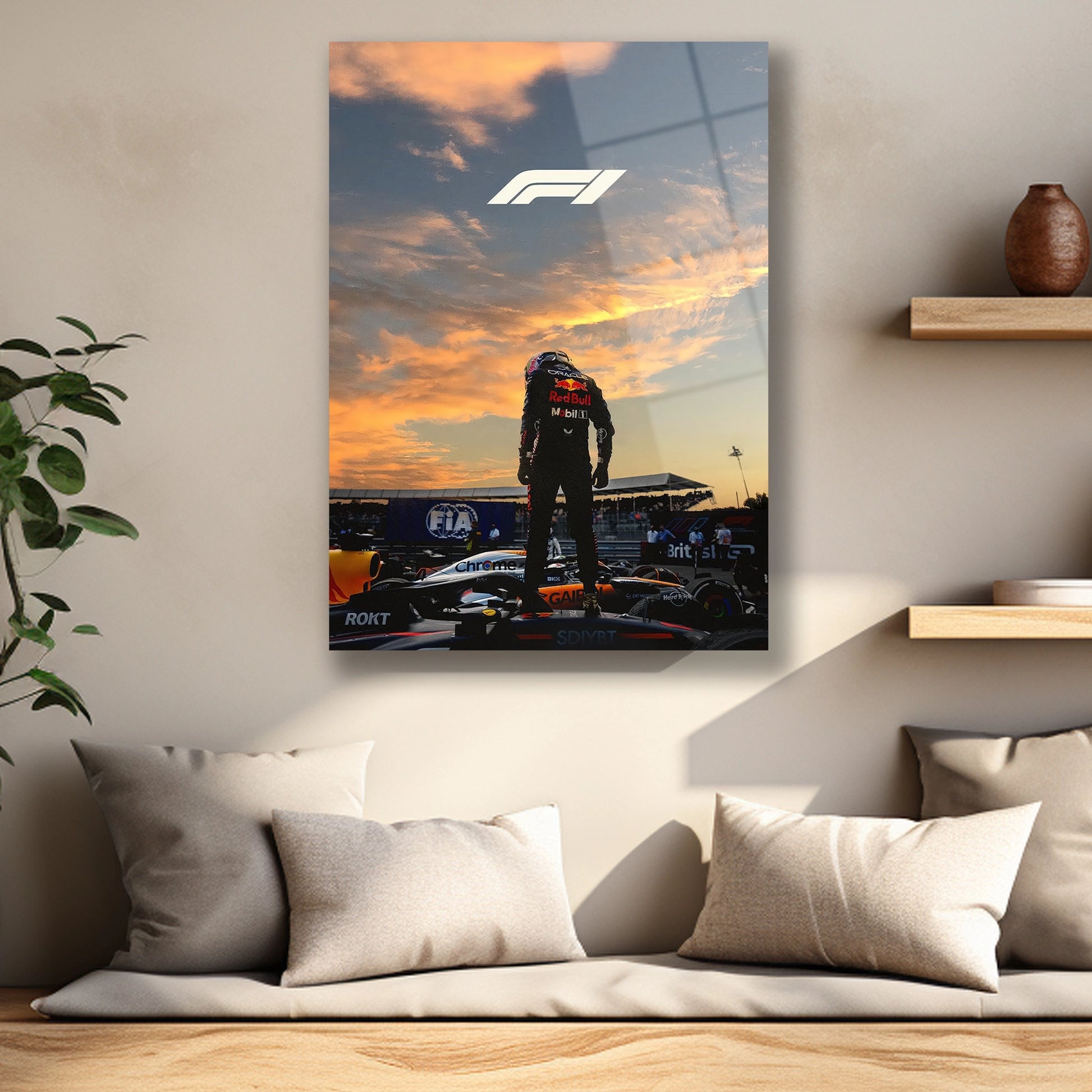 Turuncu gökyüzü fonunda yarış pilotu silüeti ve F1 logosu