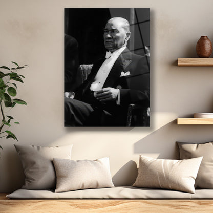 Duruşunda otorite olan Atatürk'ün portresi cam tablo