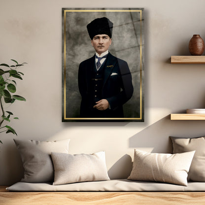 altın çerçeveli dik duruşlu  atatürk cam tablo