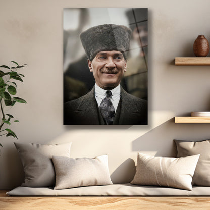 Yüzündeki hafif gülümseme ile Mustafa Kemal Atatürk cam tablo