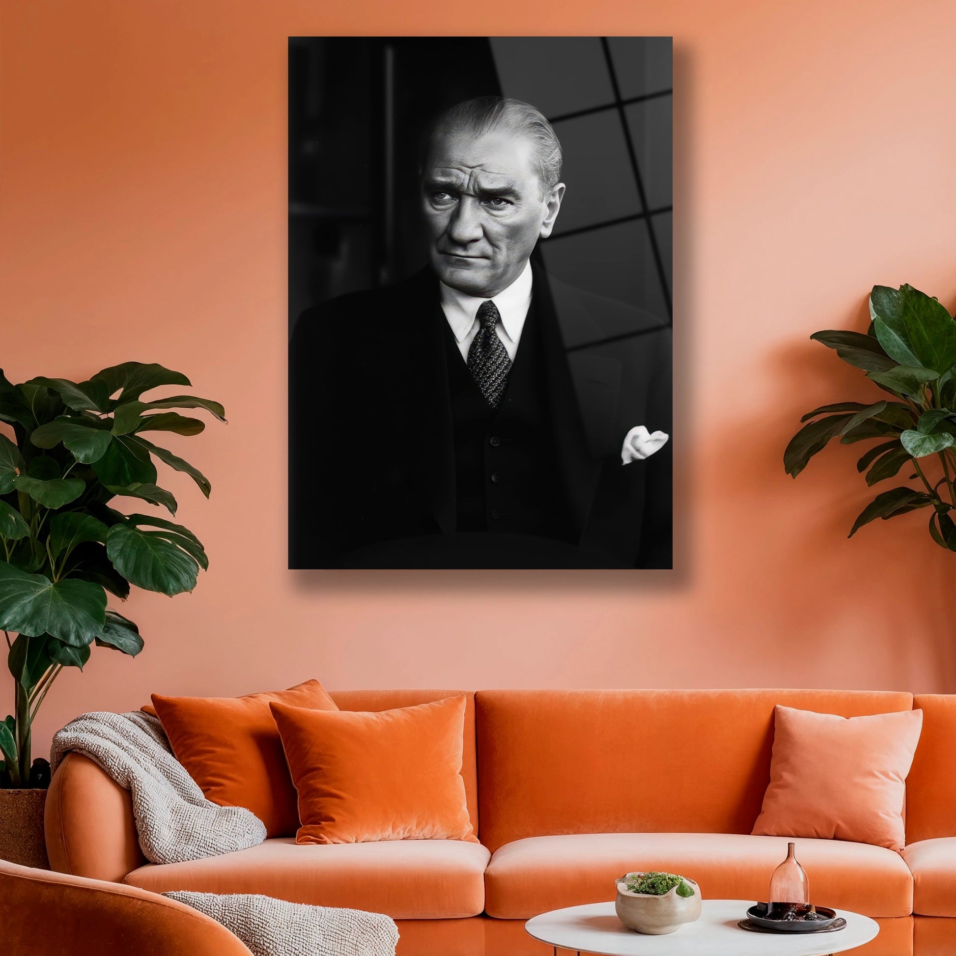 Bir ilke ve devrimi simgeleyen, odaklanmış Atatürk cam tablo