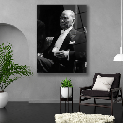 Duruşunda güven olan Atatürk'ün portresi cam tablo