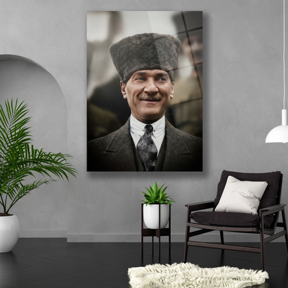 Atatürk'ün insan sevgisi ve sıcaklığını yansıtan bir gülümseme isimli cam tablo