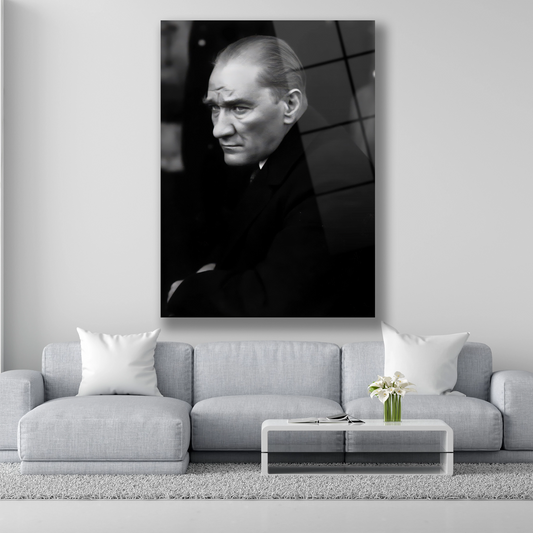 Atatürk'ün asil  duruşunu öne çıkaran portre cam tablo
