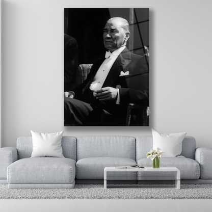 Bir ilke ve devrimi simgeleyen, odaklanmış Atatürk cam tablo