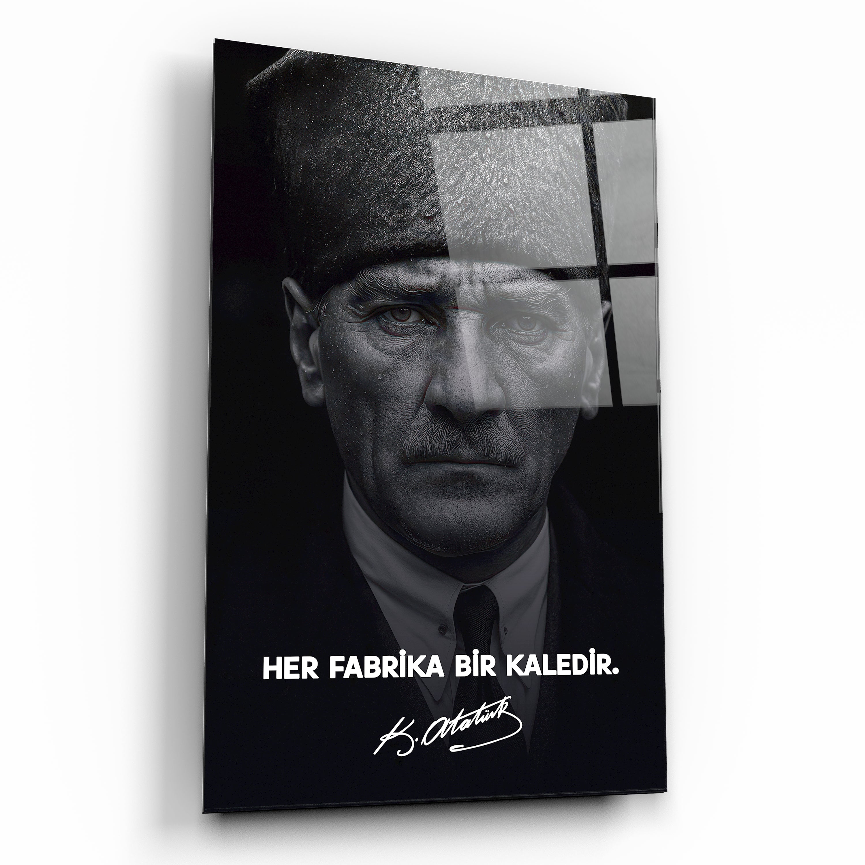 her fabrika bir kaledir yazılı ataturk cam tablosu