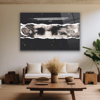 Makam odası duvarında asılı Atatürk sözlü siyah beyaz cam pano